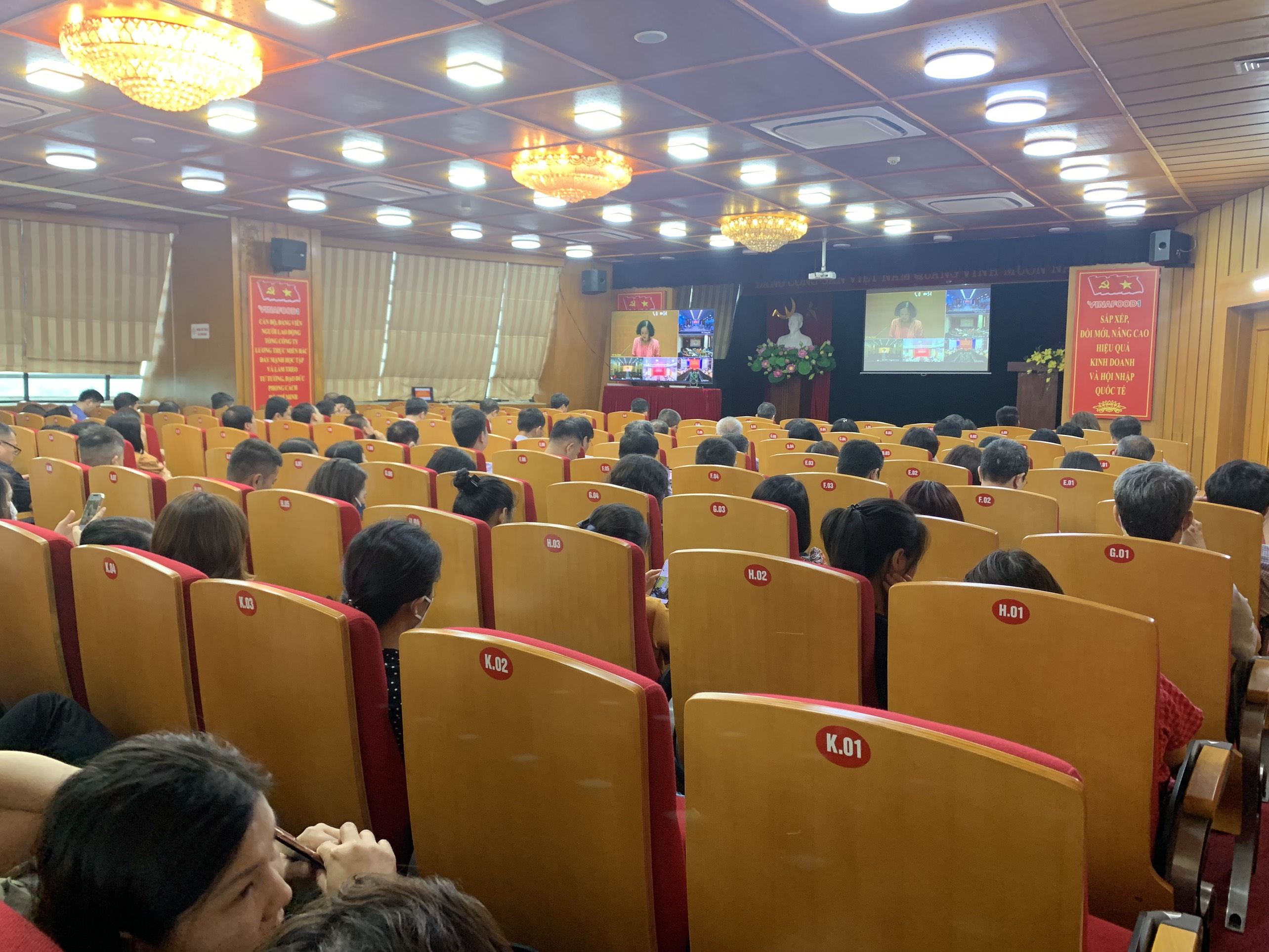 Các đại biểu tham dự Hội nghị tại điểm cầu Đảng uỷ Tổng công ty Lương thực miền Bắc.