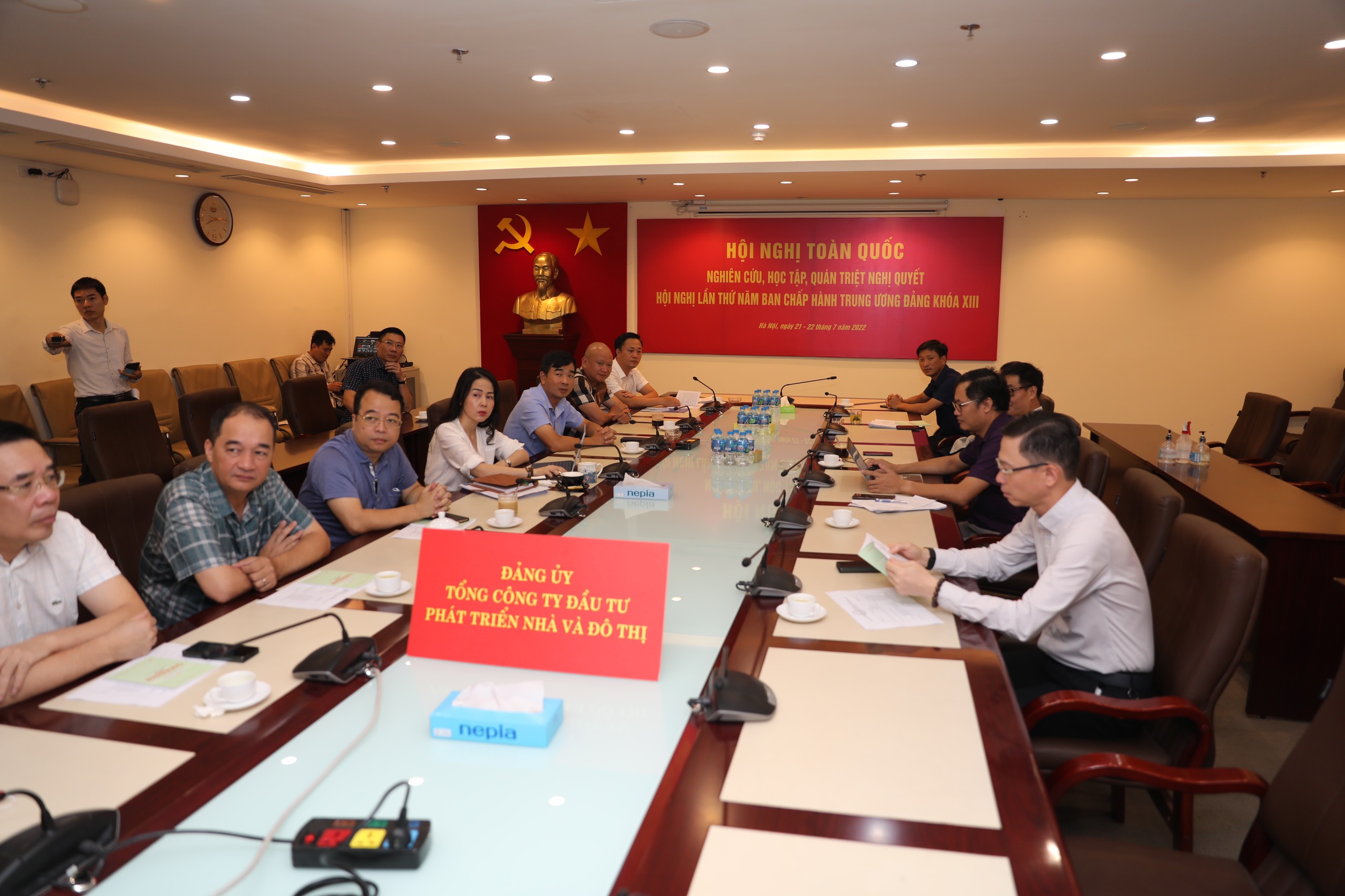 Các đại biểu tham dự Hội nghị tại điểm cầu Đảng uỷ Tổng công ty Đầu tư phát triển nhà và đô thị.