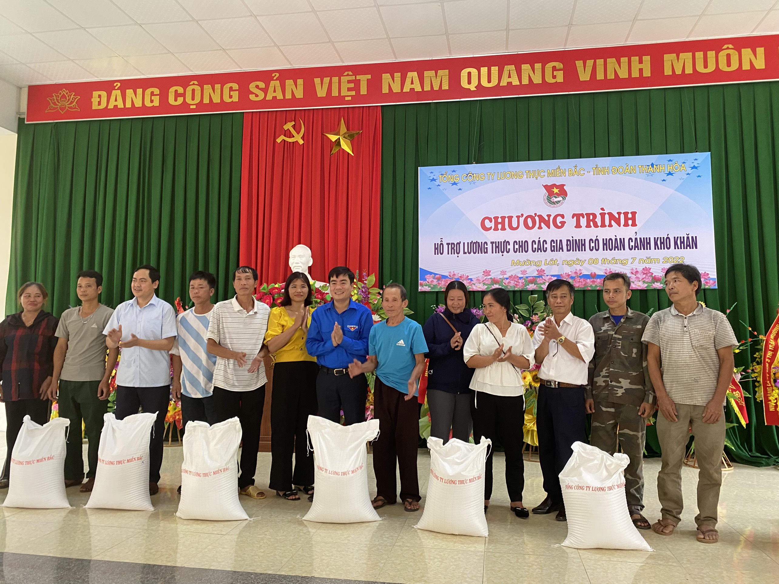 Công ty CP Lương thực Thanh Hóa  trao biển hỗ trợ gạo cho người dân huyện Mường Lát.