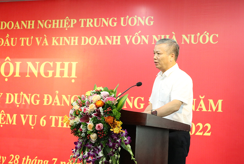 Đồng chí Nguyễn Quốc Huy, Phó Bí thư Đảng uỷ, Thành viên HĐTV, Tổng Giám đốc SCIC báo cáo kết quả 6 tháng đầu năm 2022 của Đảng uỷ Tổng công ty.