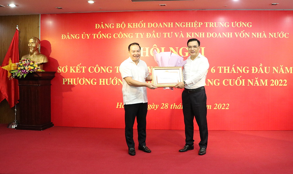 Phó Bí thư Đảng uỷ Khối Doanh nghiệp Trung ương Hồ Xuân Trường và Chủ tịch HĐQT VRG trao Bằng khen cho 6 cơ sở Đảng đạt thành tích hoàn thành xuất sắc nhiệm vụ tiêu biểu năm 2021.