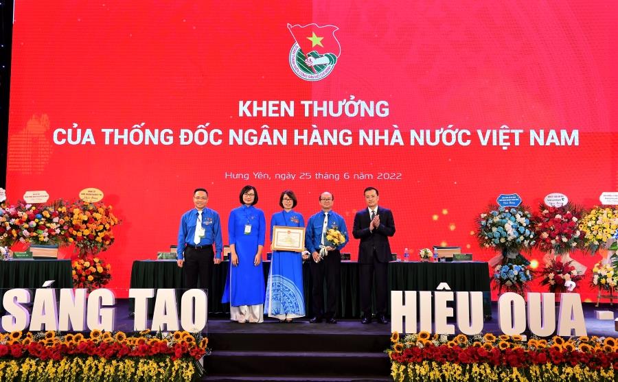 Đ/c Phạm Quang Dũng - Uỷ viên BTV Đảng uỷ Khối DNTW, Bí thư Đảng uỷ, Chủ tịch HĐQT Vietcombank (ngoài cùng bên phải) trao Bằng khen của Thống đốc NHNN cho Đoàn TN Vietcombank Khóa III.