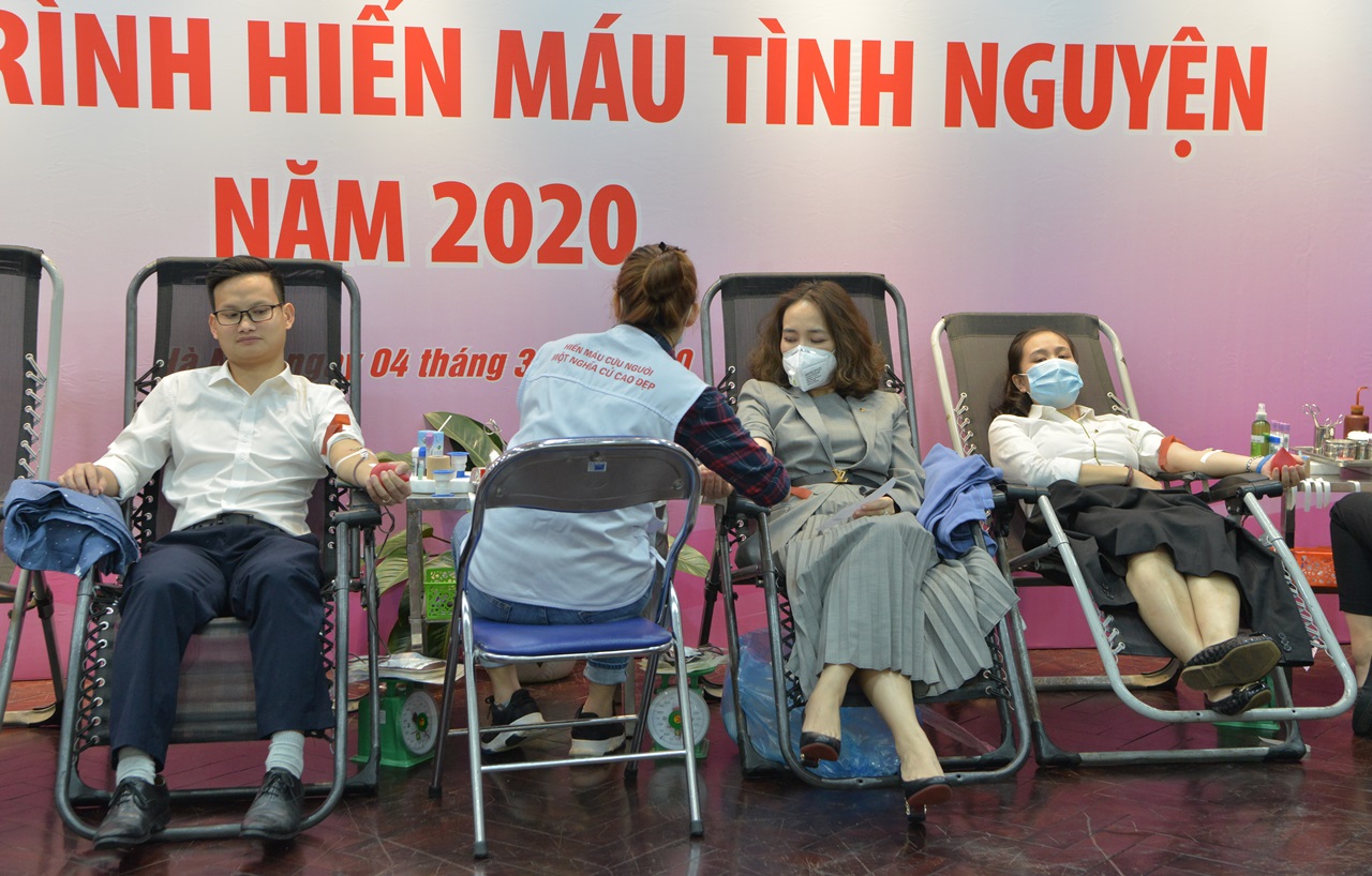 Đoàn viên thanh niên Vietcombank tham gia hiến máu tình nguyện.