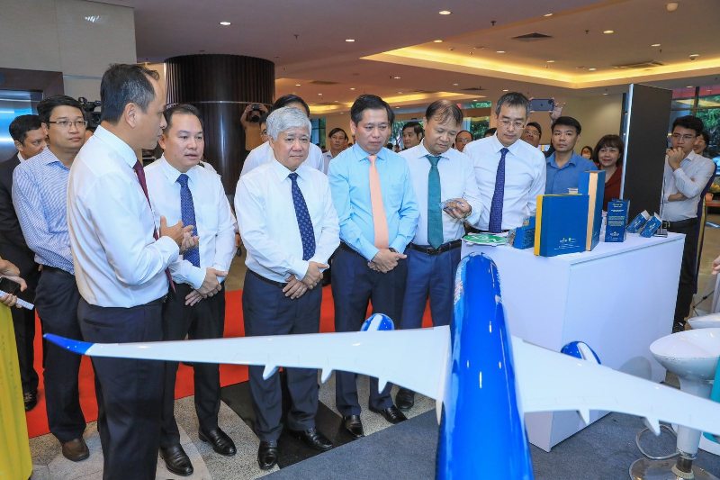 Bí thư Trung ương Đảng, Chủ tịch UBTƯ MTTQ Việt Nam Đỗ Văn Chiến và các đồng chí Thường trực Đảng ủy Khối tham quan gian trưng bày, giới thiệu sản phẩm dịch vụ của Vietnam Airline.