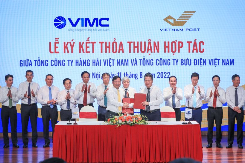 Đại diện lãnh đạo Tổng công ty Bưu điện Việt Nam và Tổng công ty Hàng Hải Việt Nam ký thỏa thuận hợp tác với sự chứng kiến của đồng chí Đỗ Văn Chiến, Bí thư Trung ương Đảng, Chủ tịch UBTW MTTQ Việt Nam, Trưởng Ban Chỉ đạo Trung ương Cuộc vận động “Người Việt Nam ưu tiên dùng hàng Việt Nam” cùng các đồng chí Thường trực Đảng ủy Khối Doanh nghiệp Trung ương.