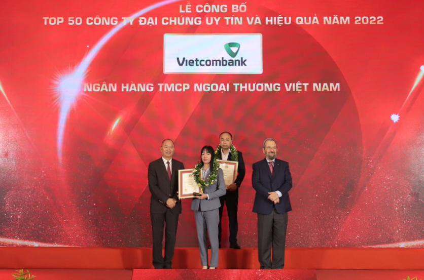 Đại diện lãnh đạo Vietcombank tại khu vực phía Nam nhận vinh danh từ Ban tổ chức trong Lễ công bố Top 50 công ty đại chúng uy tín và hiệu quả năm 2022.
