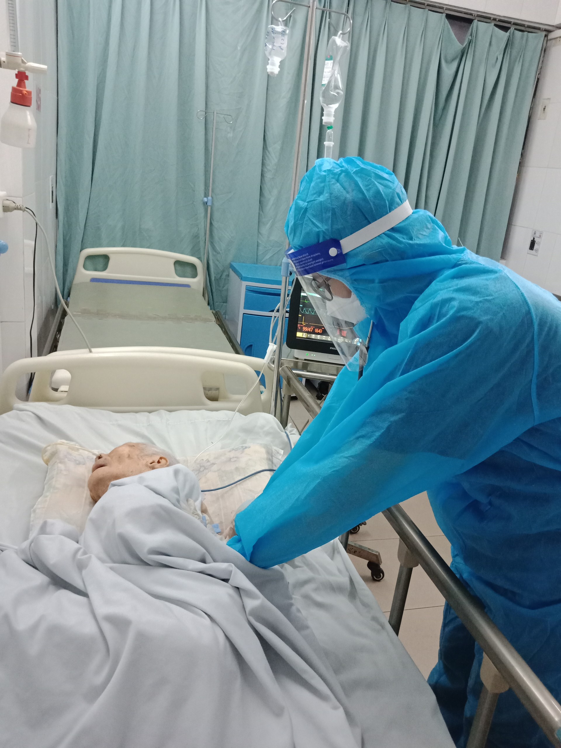 ThS.BS Trần Lệ Hiền Dung – Khoa Nội 2 Bệnh viện Bưu điện thăm khám, điều trị cho người bệnh.