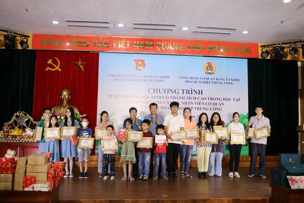 đồng chí Nguyễn Đức Phong, Phó Bí thư Thường trực Đảng uỷ Khối, Phó Thủ trưởng Cơ quan Đảng uỷ Khối Doanh nghiệp Trung ương phát biểu tại buổi gặp mặt.