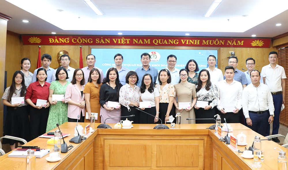 Đại diện Thường trực Đảng uỷ Khối và Công đoàn Cơ quan Đảng uỷ Khối tặng quà cho công đoàn viên 