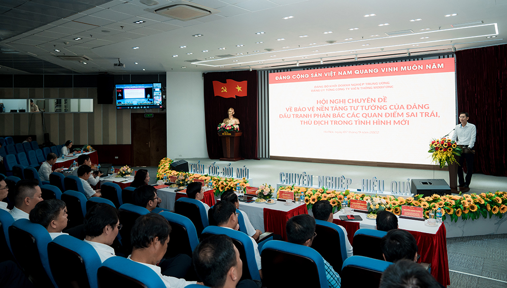 Đồng chí Nguyễn Đức Phong, Phó Bí thư Thường trực Đảng uỷ Khối, Phó Thủ trưởng Cơ quan Đảng uỷ Khối đã tặng quà và chúc mừng các cán bộ, công chức, nhân viên đang công tác và làm việc tại Cơ quan Đảng uỷ Khối có ngày sinh nhật trong tháng 7,8,9