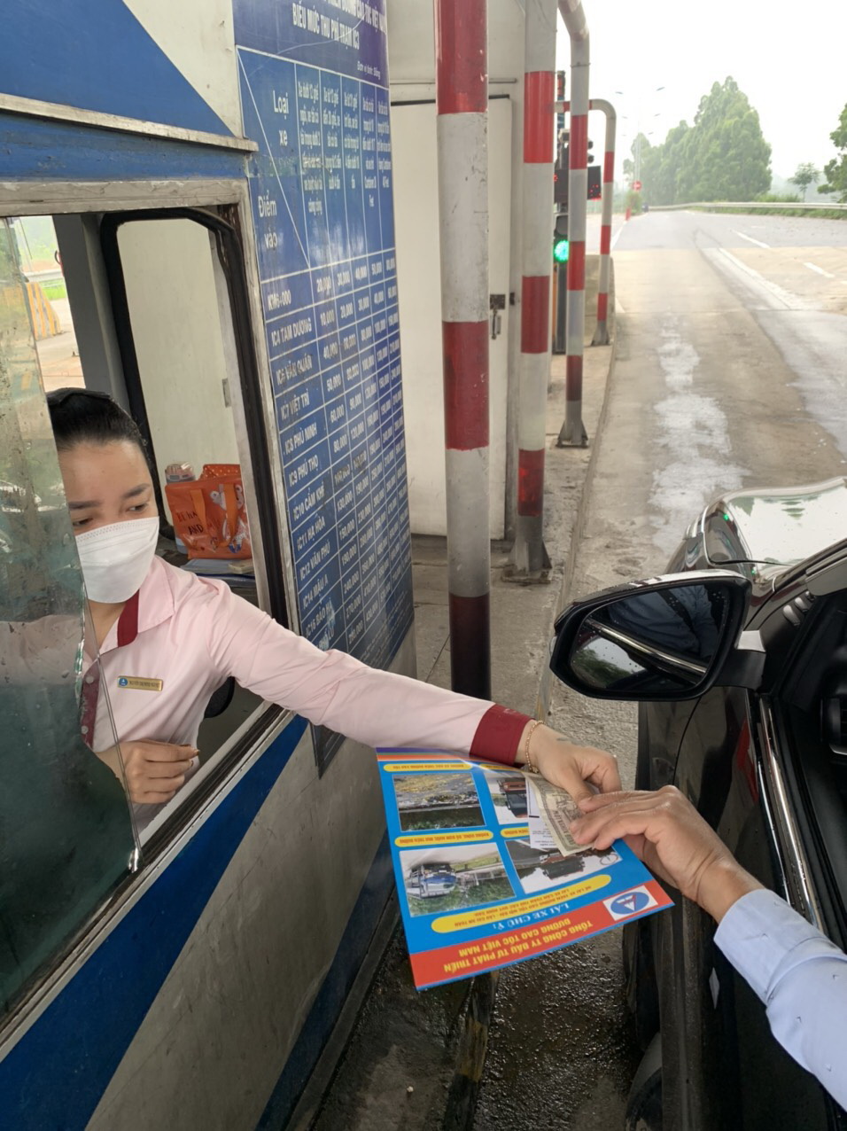 Tuyên truyền phổ biến pháp luật cho người tham gia giao thông trên đường cao tốc.