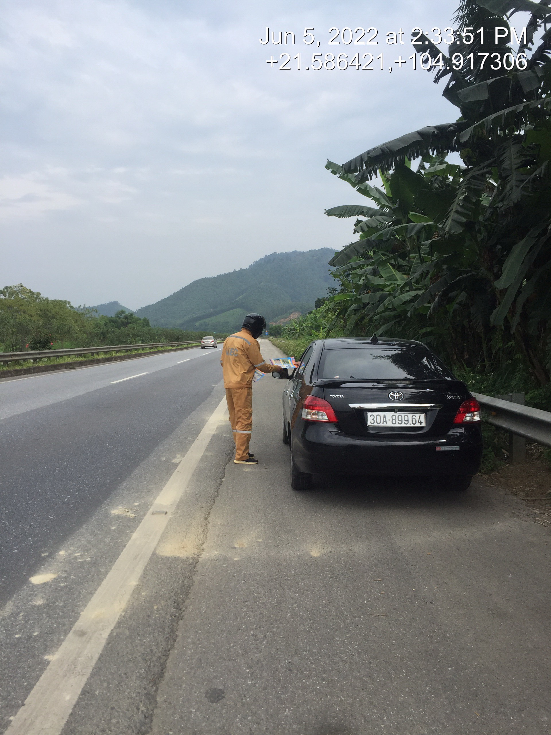 Tuyên truyền quy định về việc các phương tiện không được dừng đỗ trái quy định trên đường cao tốc.