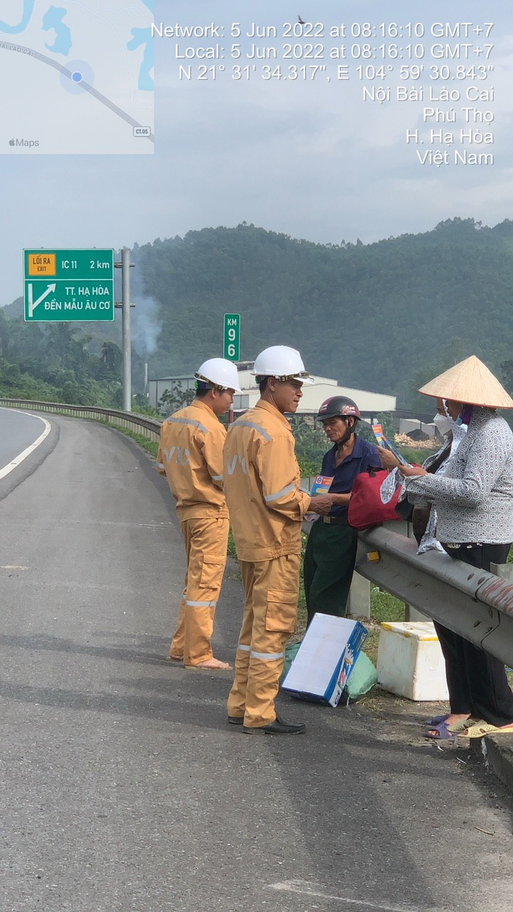 Tuyên truyền quy định về việc người dân không được lên đường cao tốc đón xe.