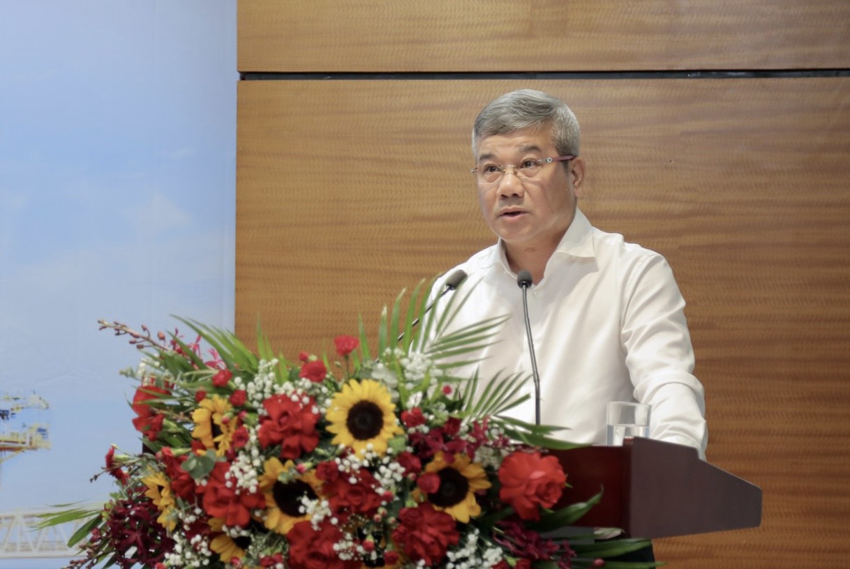 Phó Tổng Giám đốc Đỗ Chí Thanh trình bày báo cáo sơ kết 3 năm thực hiện Nghị quyết 281.