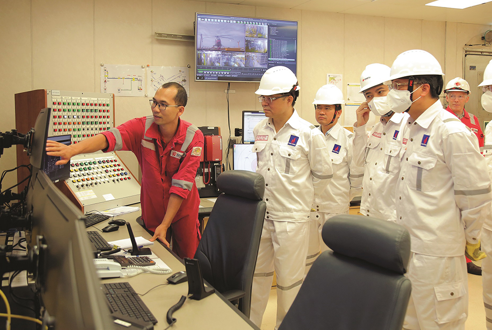 Tổng giám đốc Petrovietnam Lê Mạnh Hùng kiểm tra hoạt động trên Giàn điều khiển trung tâm Mỏ Sao Vàng.