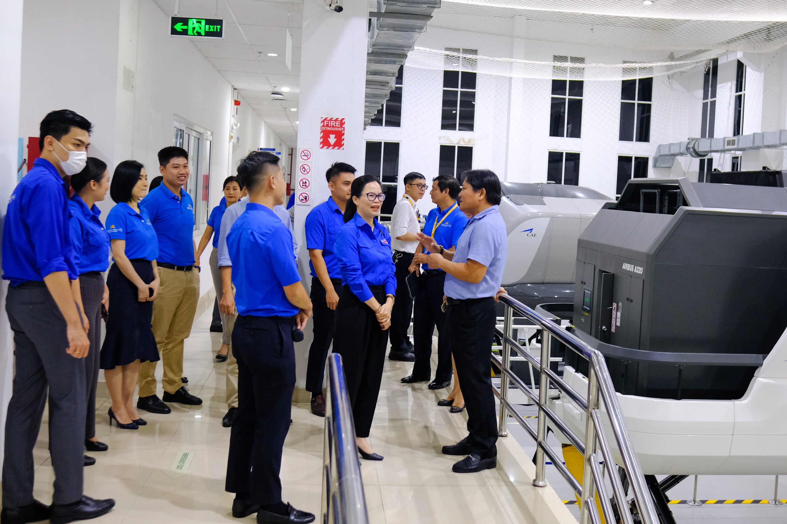 Đồng chí Hoàng Thị Minh Thu - Bí thư Đoàn Khối đi thăm và gắn biển công trình cấp Đoàn Khối của Đoàn Tổng Công ty Hàng không Việt Nam