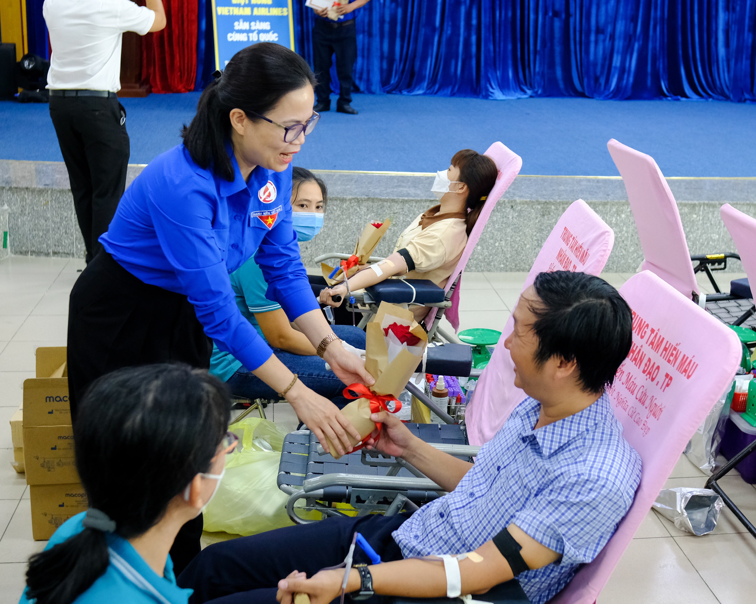 Đồng chí Hoàng Thị Minh Thu - Bí thư Đoàn Khối trao bằng khen của Đoàn Khối cho 01 tập thể và 02 cá nhân thuộc Đoàn SBIC vì đã có thành tích xuất sắc trong thi đua đảm nhận công trình thanh niên