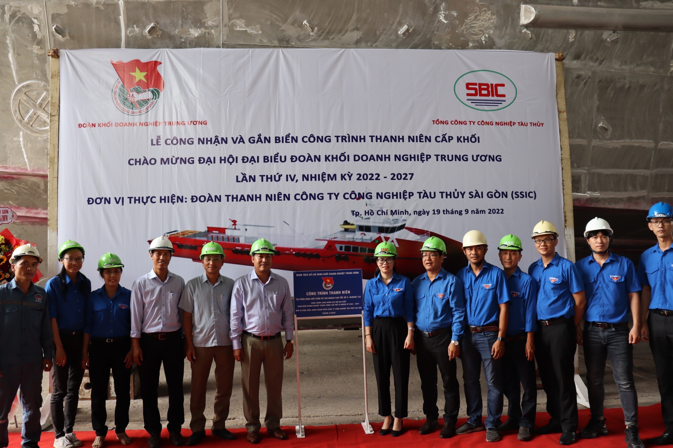 z373Đồng chí Hoàng Thị Minh Thu - Bí thư Đoàn Khối đi thăm và gắn biển công trình cấp Đoàn Khối của Đoàn Tổng Công ty Công nghiệp Tàu thuỷ