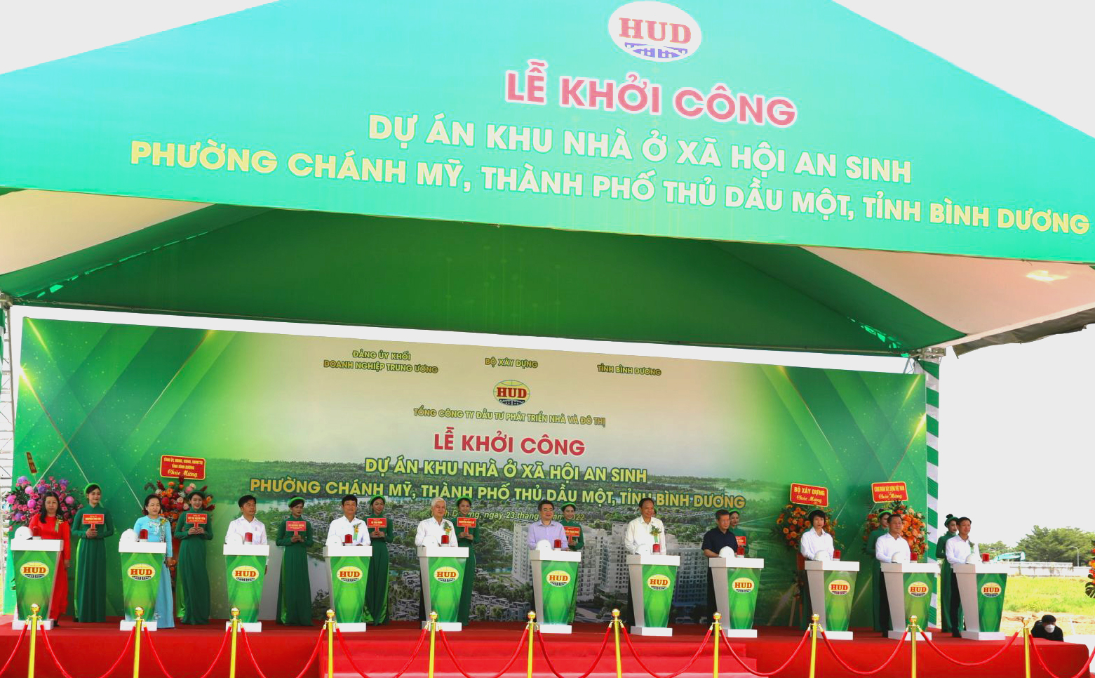 Các đại biểu tham gia bấm nút khởi công Dự án.