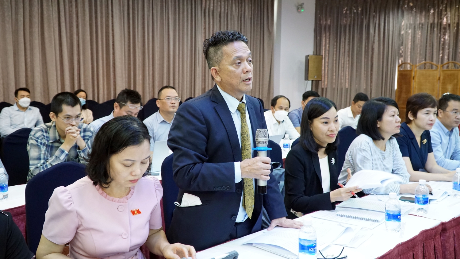Trưởng ban pháp lý và thương mại Eni Việt Nam Nguyễn Minh cho ý kiến về ngôn ngữ trong hợp đồng dầu khí tại Hội thảo lấy ý kiến về Dự thảo Luật Dầu khí sửa đổi do Ủy ban Kinh tế Quốc hội phối hợp với Bộ Công Thương tổ chức tại TP.HCM, ngày 3/8/2022.