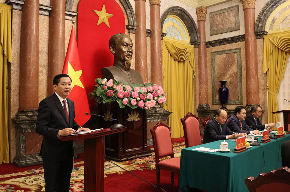 Đồng chí Nguyễn Long Hải, Bí thư Đảng uỷ Khối Doanh nghiệp Trung ương báo cáo