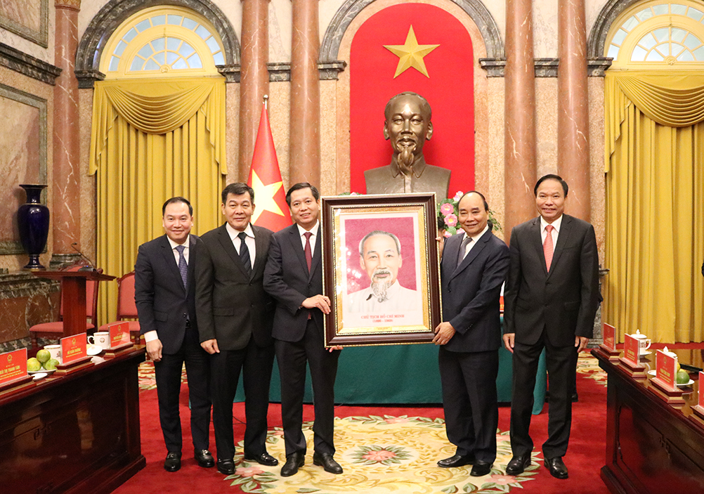 Chủ tịch nước Nguyễn Xuân Phúc trao quà lưu niệm tặng Đảng uỷ Khối Doanh nghiệp Trung ương.