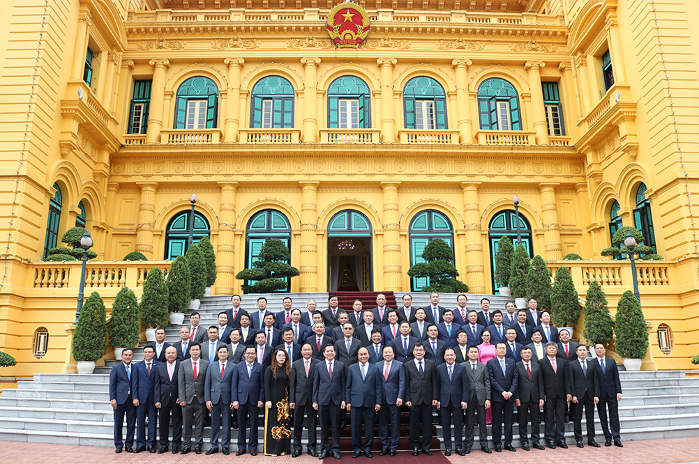 Chủ tịch nước Nguyễn Xuân Phúc với các đại biểu.