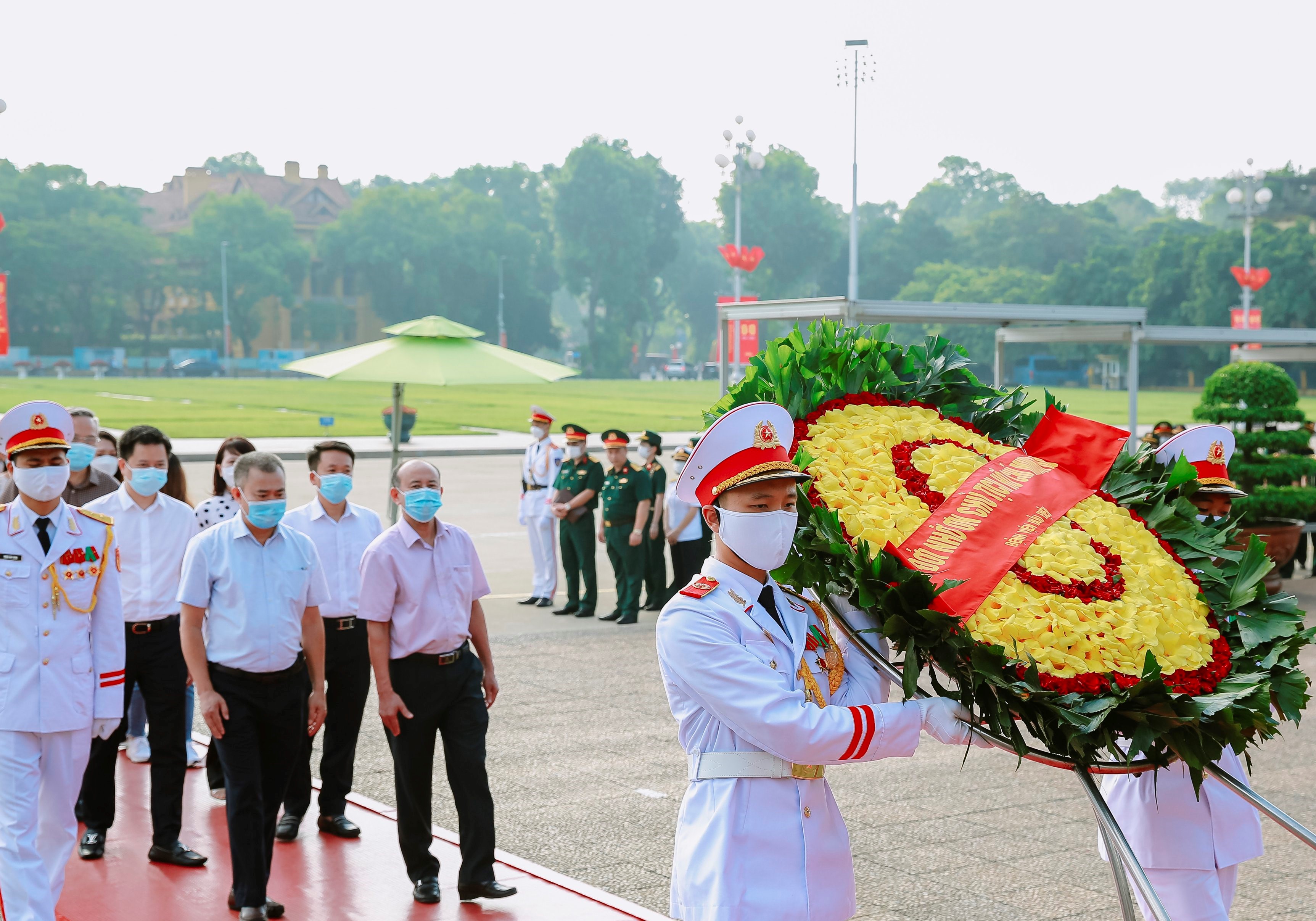 Đoàn đại biểu Bệnh viện Bưu điện vào Lăng viếng Chủ tịch Hồ Chí Minh.