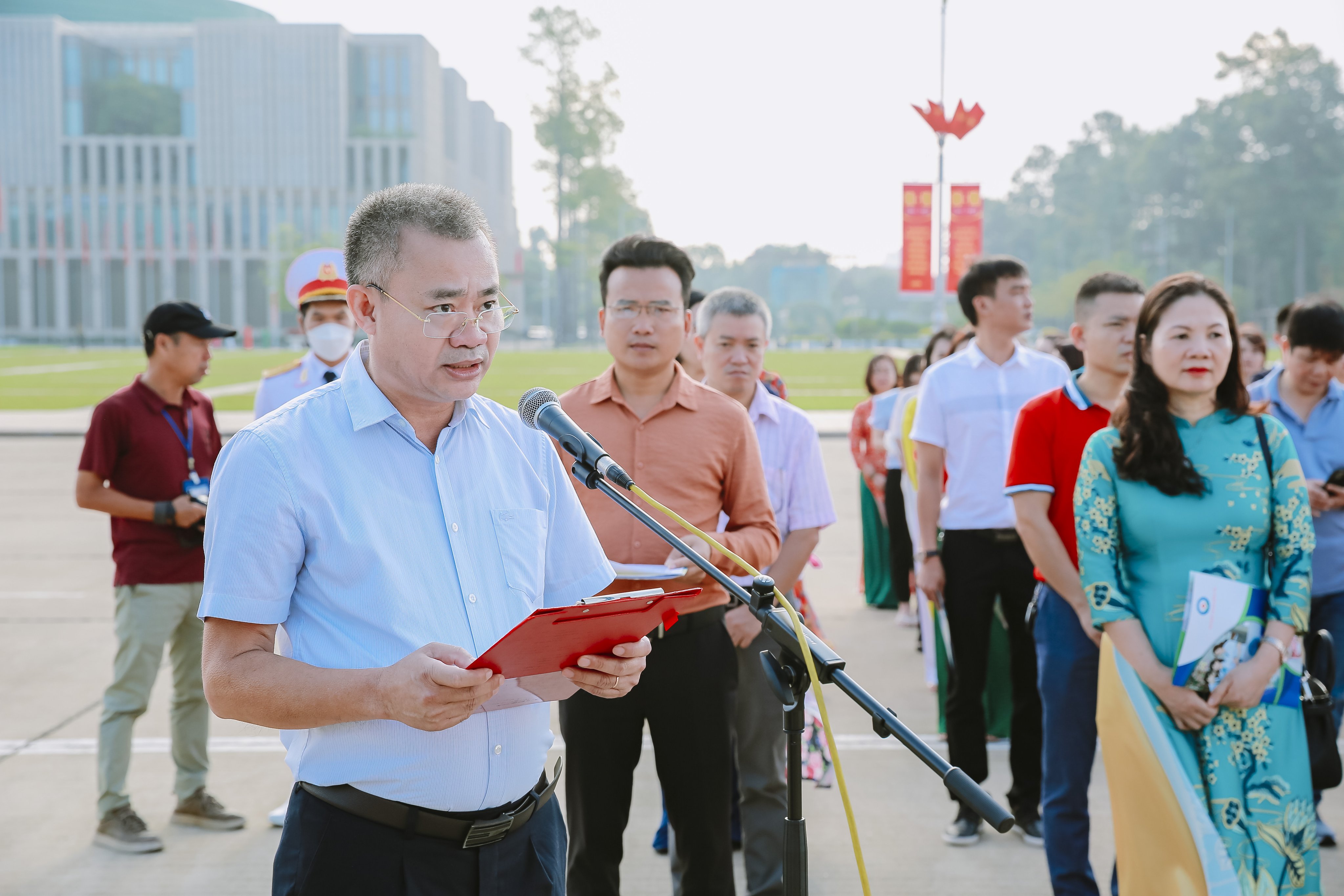TTƯT.ThS.BSCKII Trần Hùng Mạnh – Bí thư Đảng ủy, Chủ tịch Hội đồng Quản lý, Giám đốc Bệnh viện Bưu điện thay mặt gần 1.000 cán bộ, thầy thuốc, nhân viên y tế và người lao động toàn Bệnh viện báo công dâng Bác.