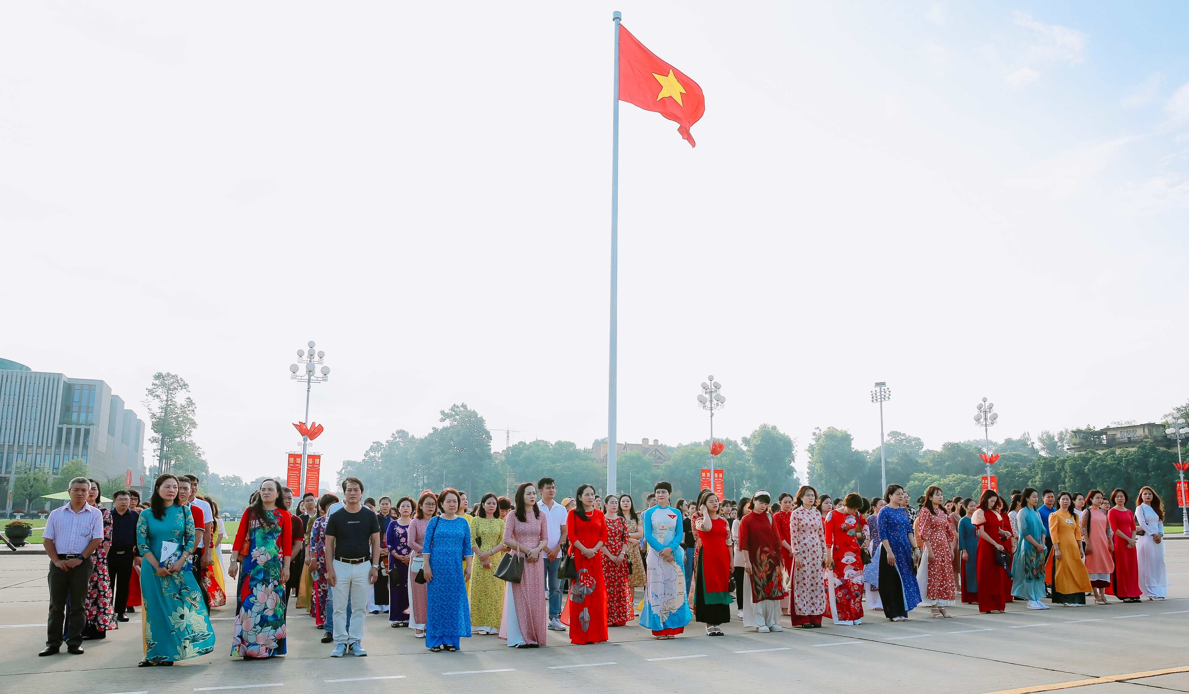 Đoàn đại biểu Bệnh viện Bưu điện tại Lễ báo công dâng Bác.