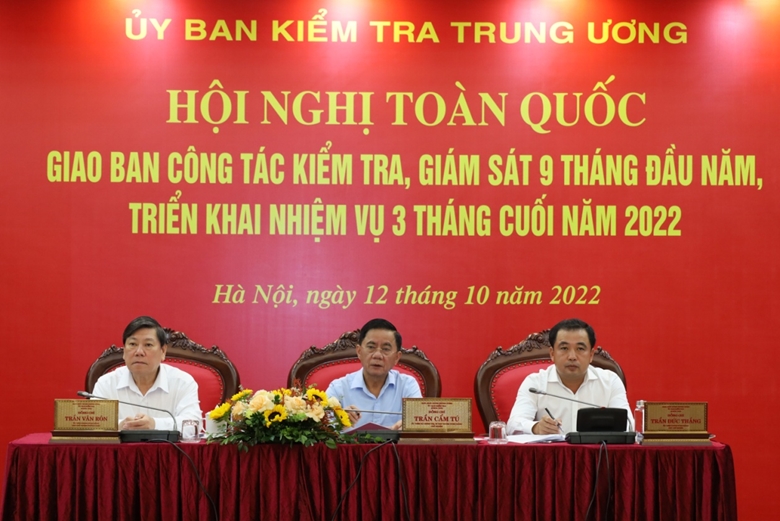 Các đồng chí chủ trì Hội nghị tại điểm cầu Trung ương.