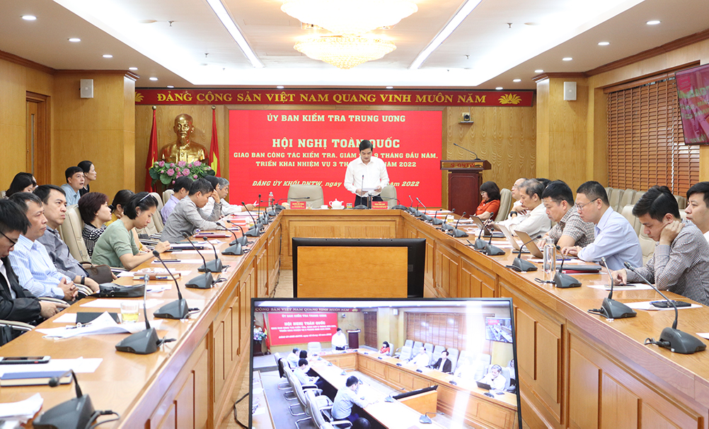 Đồng chí Phan Công Nam, Chủ nhiệm Uỷ Ban Kiểm tra Đảng uỷ Khối phát biểu tham luận tại Hội nghị.