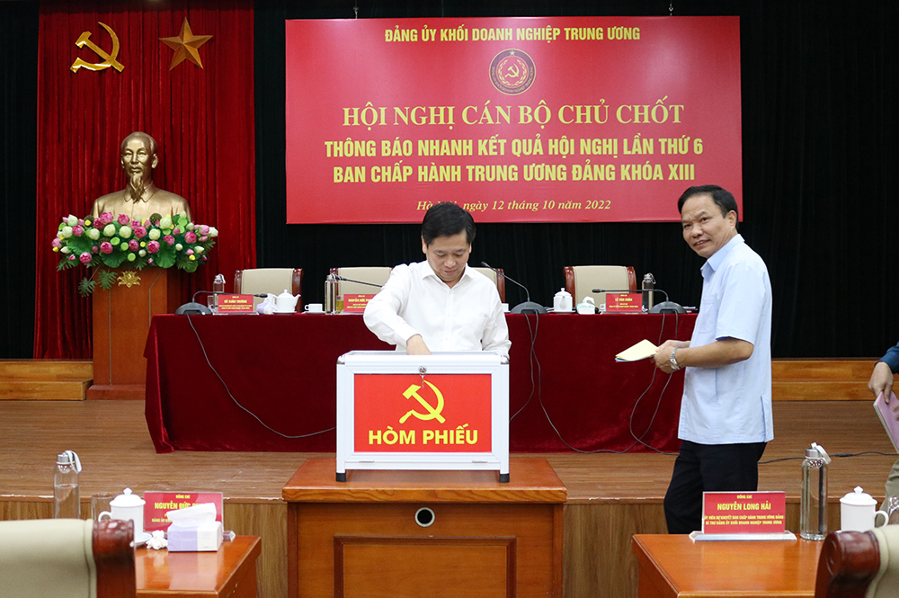 Các đại biểu thực hiện bỏ phiếu giới thiệu nhân sự quy hoạch cấp uỷ, nhiệm kỳ 2025-2030.