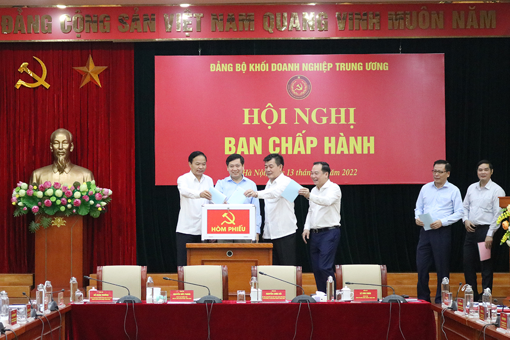 Các đại biểu thực hiện bỏ phiếu giới thiệu nhân sự quy hoạch cấp uỷ, nhiệm kỳ 2025-2030.