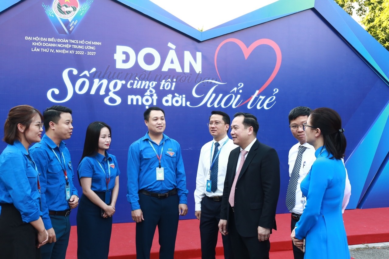 Đồng chí Hồ Xuân Trường, Phó Bí thư Đảng uỷ Khối Doanh nghiệp Trung ương giao lưu với các đại biểu tại Đại hội
