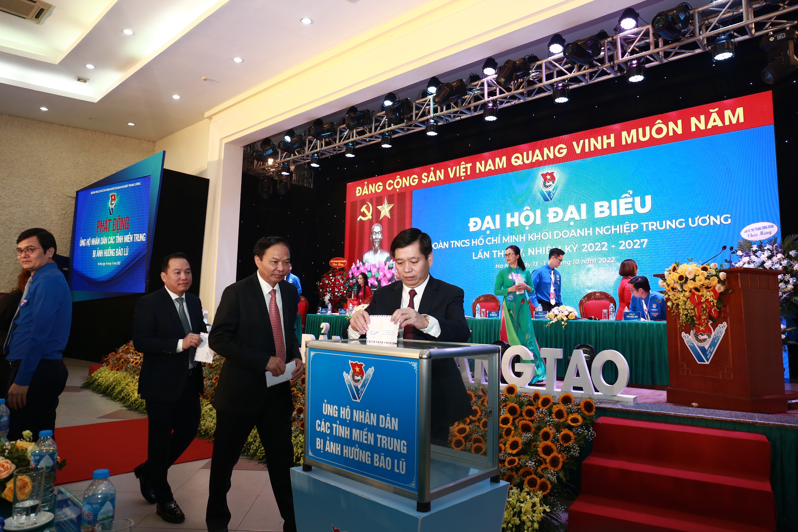 Các đại biểu ủng hộ nhân dân các tỉnh miền Trung bị ảnh hưởng bão lũ trong tháng 9 vừa qua.