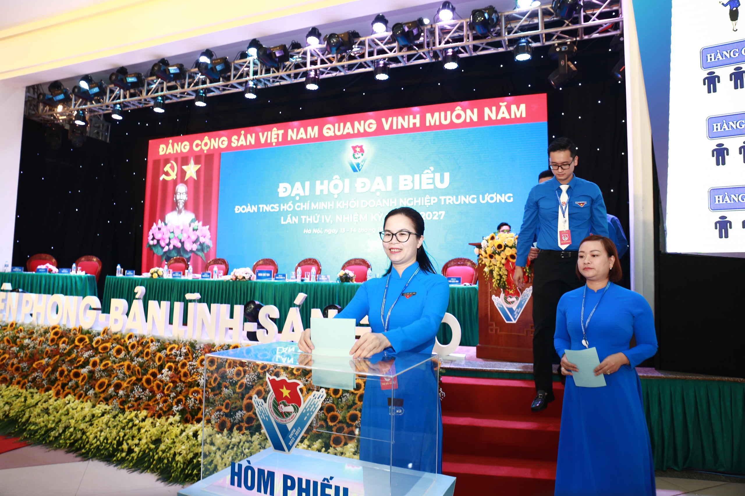 Đại biểu bỏ phiếu bầu tại Đại hội.