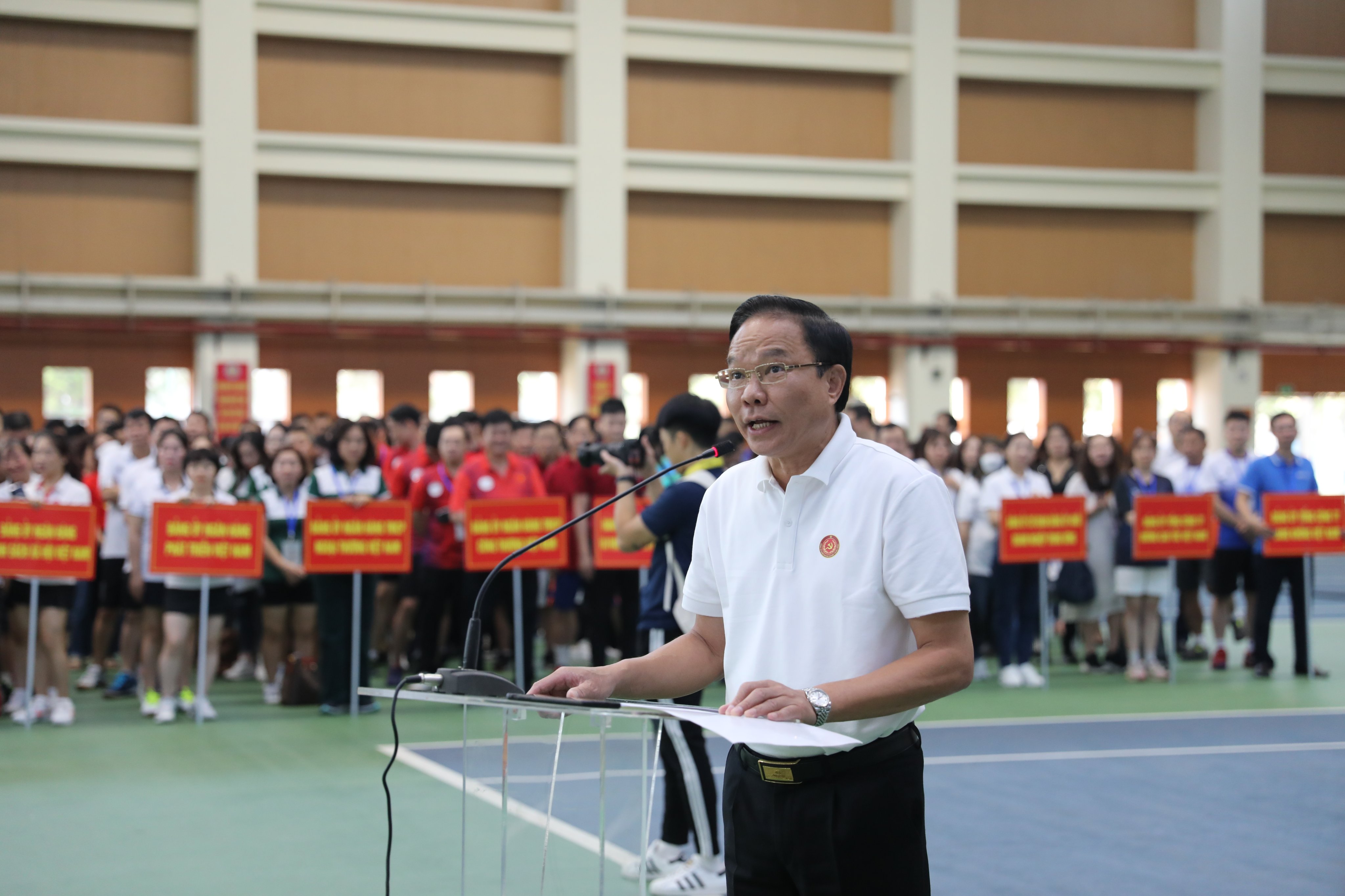 Đồng chí Lê Văn Châu - Phó Bí thư Đảng ủy Khối DNTW phát biểu khai mạc hội thao.