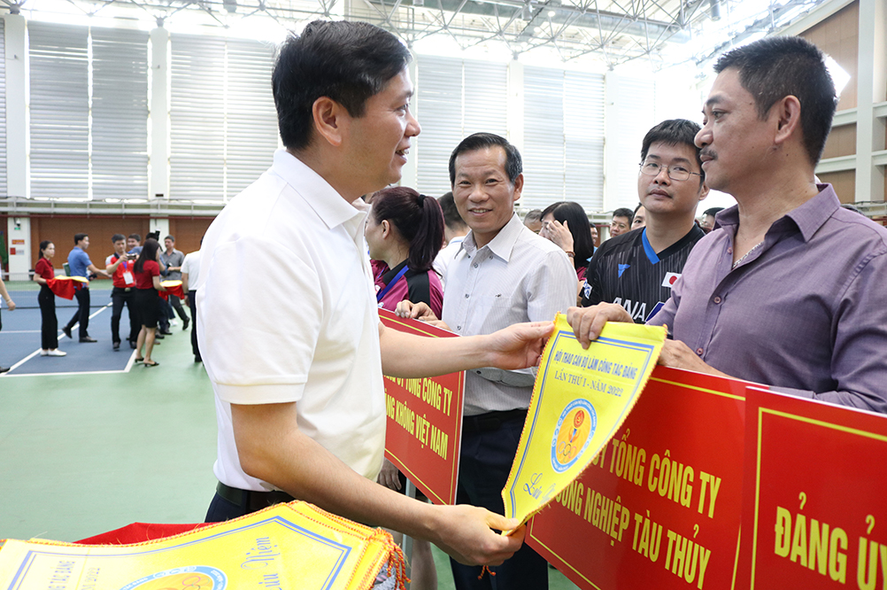 Bí thư Đảng uỷ Khối Doanh nghiệp Trung ương Nguyễn Long Hải trao tặng Cờ lưu niệm của Hội thao cho các đoàn vận động viên.