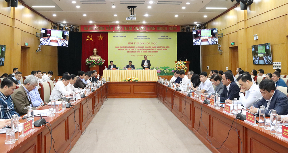 GS.TS Phùng Hữu Phú chủ trì phiên thảo luận.