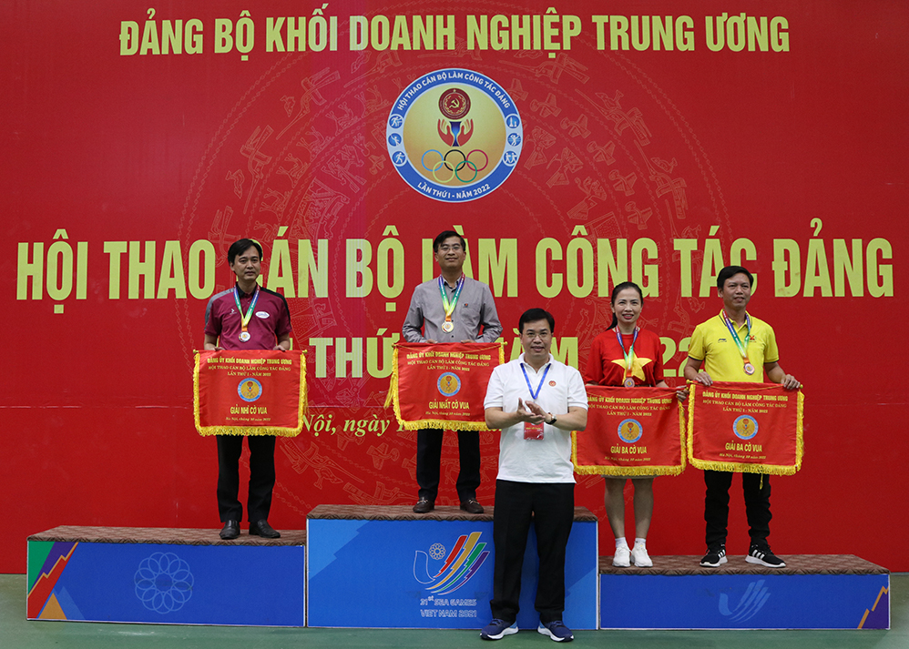 Trưởng ban Tuyên giáo Đảng uỷ Khối Doanh nghiệp Trung ương, Trưởng Tiểu Ban Tổ chức Hội thao trao giải Nhất, Nhì, Ba cho các cá nhân đạt giải môn Cờ vua.