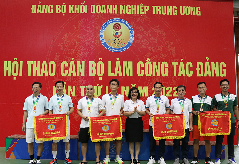 Phó Ban Dân vận Đảng uỷ Khối trao giải Nhất, Nhì, Ba cho các đội 