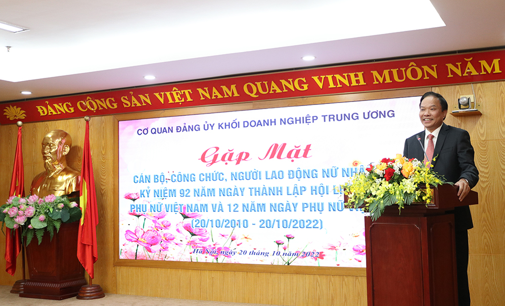 Đồng chí Lê Văn Châu, Phó Bí thư Đảng uỷ Khối, Trưởng Ban Vì sự tiến bộ của phụ nữ Cơ quan Đảng uỷ Khối phát biểu chúc mừng các chị em phụ nữ nhân ngày 20/10.