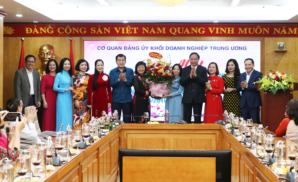 Đồng chí Bùi Quang Huy và đồng chí Nguyễn Long Hải trao tặng kỷ niệm chương “ Vì thế hệ trẻ” cho 7 đồng chí có nhiều đóng góp tích cực, hiệu quả trong công tác Đoàn và phong trào thanh niên. Lê Văn Châu, Phó Bí thư Đảng uỷ Khối, Trưởng Ban Vì sự tiến bộ của phụ nữ Cơ quan Đảng uỷ Khối phát biểu chúc mừng các chị em phụ nữ nhân ngày 20/10.