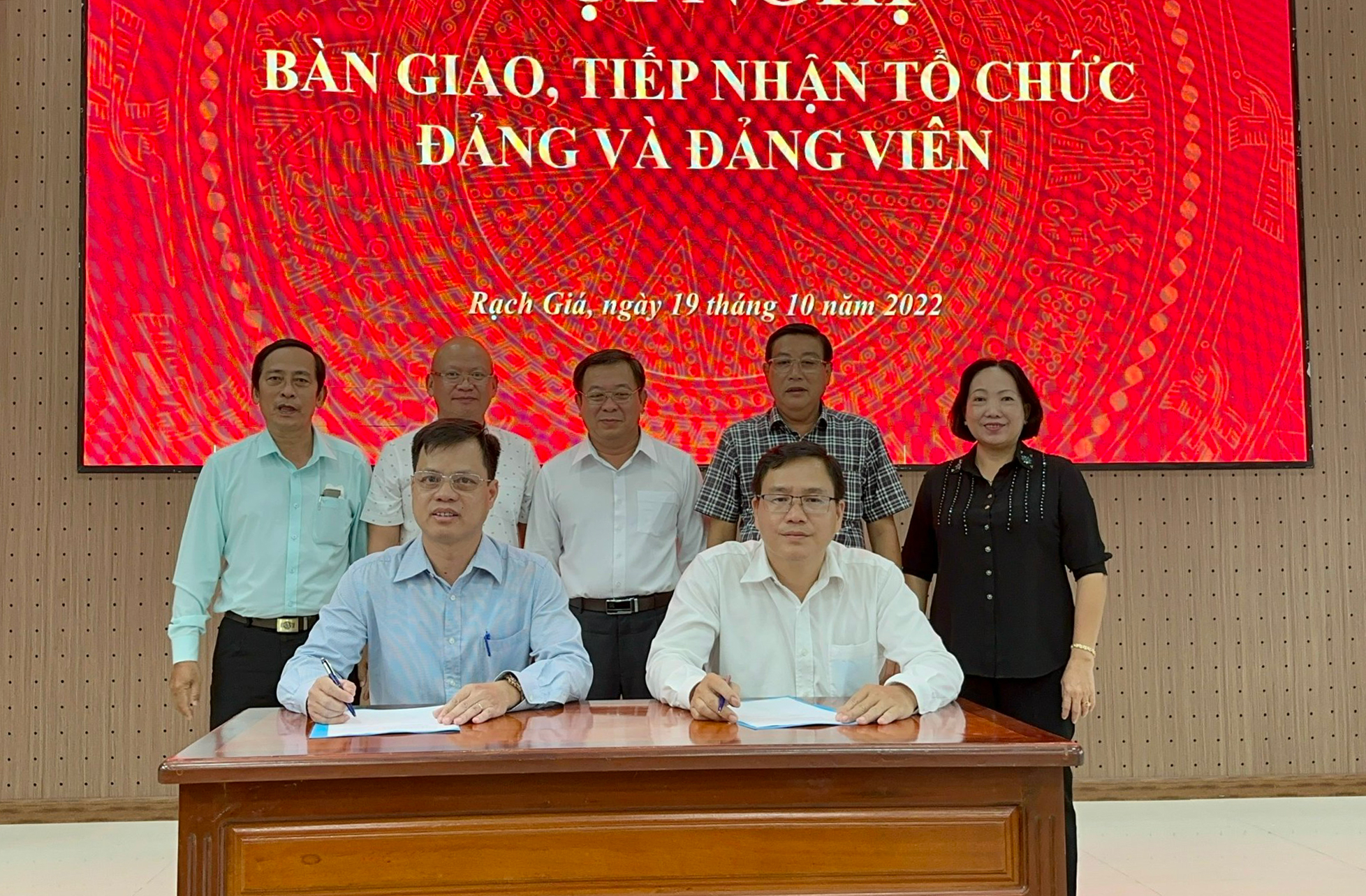 Hai bên ký kết biên bản bàn giao, tiếp nhận tổ chức đảng và đảng viên.