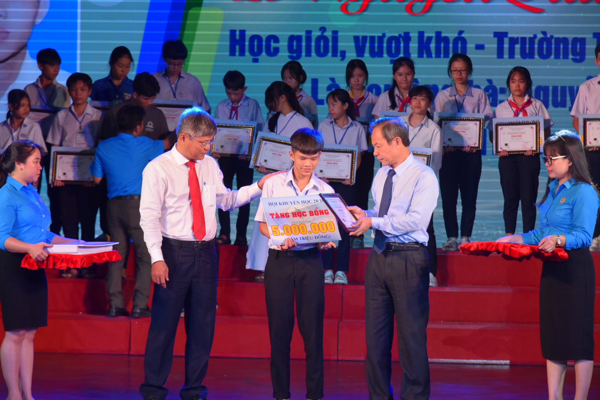 Ông Trần Công Kha – Bí thư Đảng ủy, Chủ tịch HĐQT VRG và ông Trần Ngọc Thuận – Thành viên HĐQT VRG, Chủ tịch Hội khuyến học 28/10 động viên, khen thưởng các em HSSV.