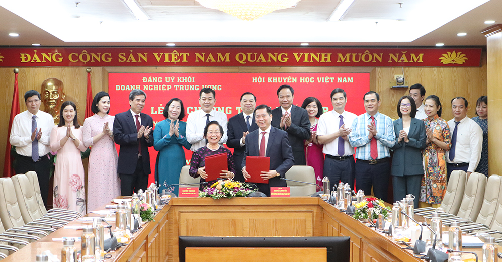 Đại diện lãnh đạo Đảng uỷ Khối Doanh nghiệp Trung ương và Hội Khuyến học Việt Nam ký kết chương trình phối hợp công tác khuyến học, khuyến tài, xây dựng xã hội học tập, giai đoạn 2022-2026. 
