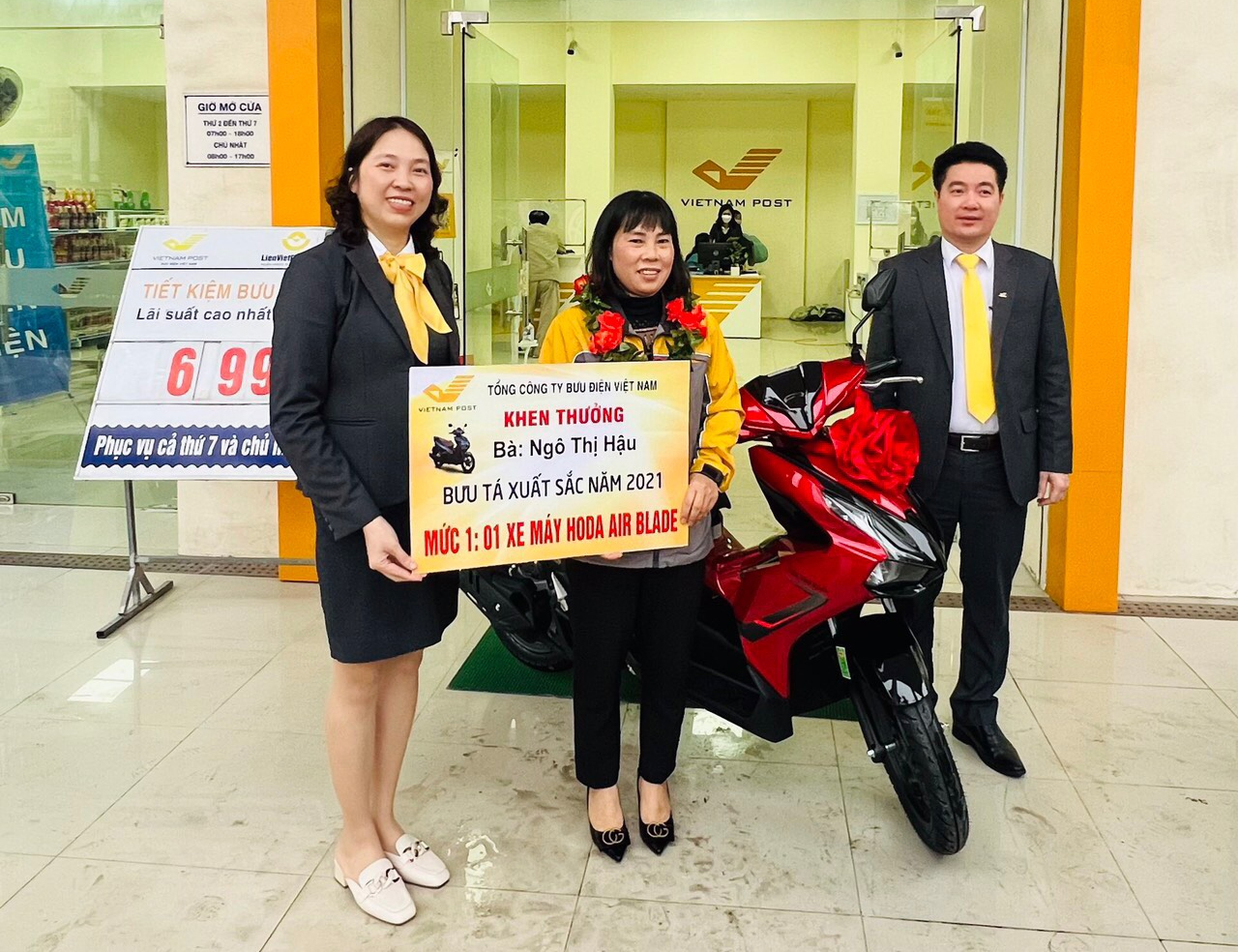 Lãnh đạo Bưu điện tỉnh Hà Nam trao thưởng Bưu tá xuất sắc năm 2021 cho chị Ngô Thị Hậu.