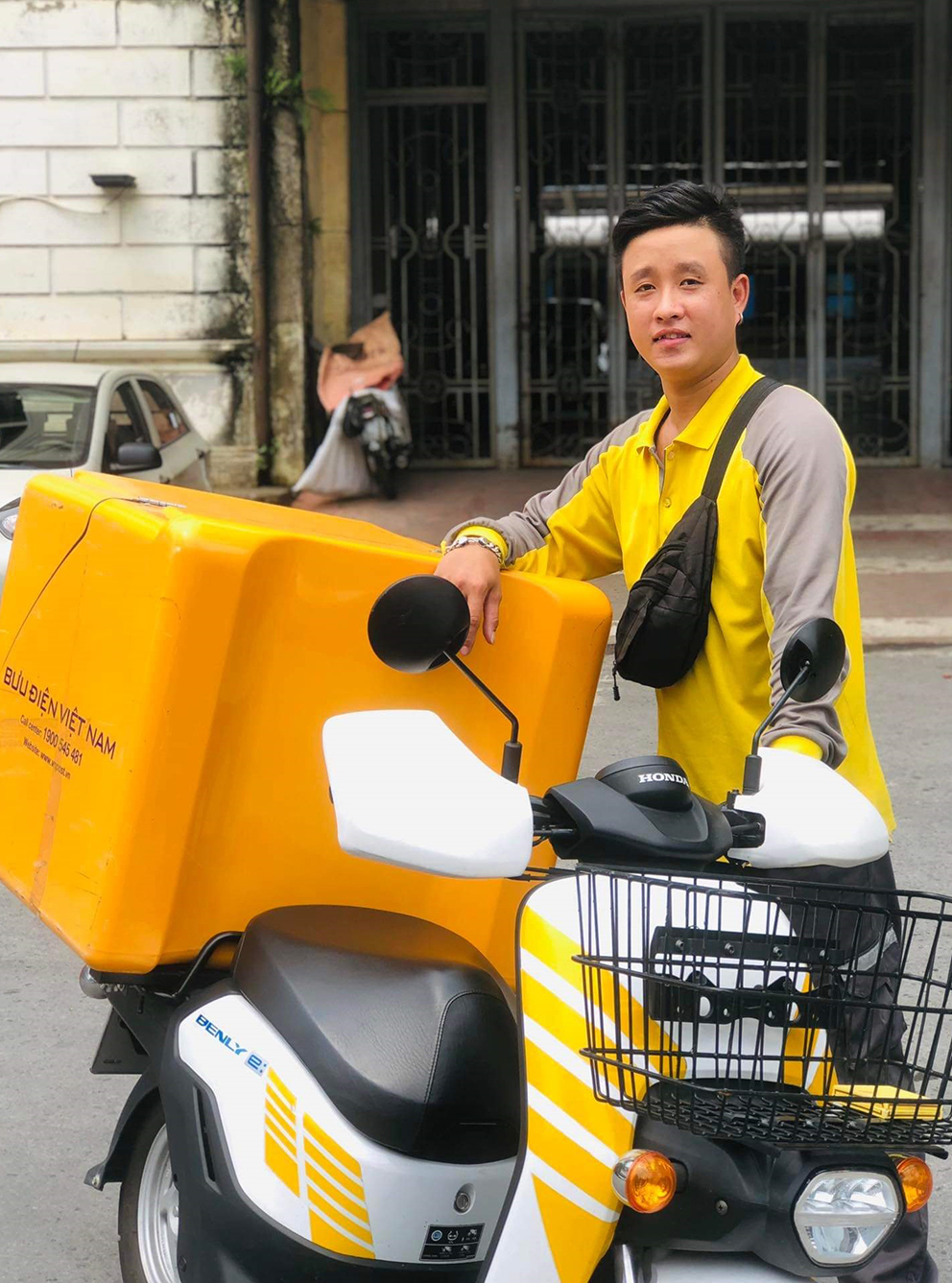 Bưu tá Vũ Văn Đạt thuộc Bưu cục phát Hoàn Kiếm, Bưu điện trung tâm 1 - Bưu điện TP Hà Nội.