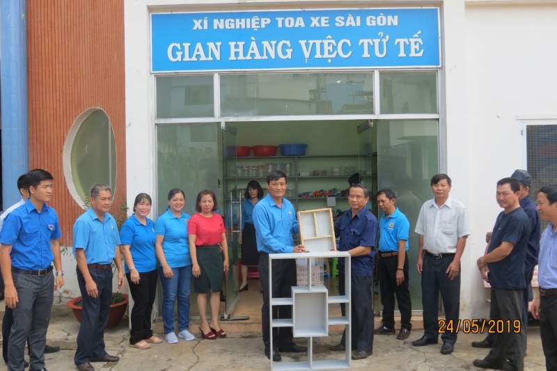 “Gian hàng việc tử tế” của Xí nghiệp Toa xe Sài Gòn ra đời và được duy trì để hưởng ứng phong trào thi đua “Tiết kiệm và tận dụng phế liệu, vật tư trong sản xuất không còn đủ quy cách, tạo ra sản phẩm gia dụng hữu ích, vì người lao động”.